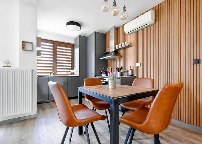 2 Apartments, 2 Parking - Sleeps 8 - Quiet Central