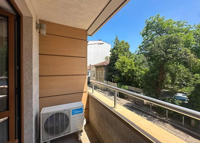2 Apartments, 2 Parking - Sleeps 8 - Quiet Central