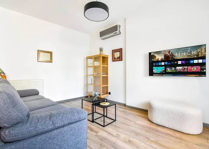 2 Apartments, 2 Parking - Sleeps 8 - Quiet Central